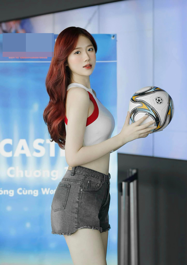Xuất hiện trong chương trình &#34;Nóng cùng World Cup 2022&#34;, Lan Nhi thường xuyên lọt vào ống kính máy quay và nhận được rất nhiều lời khen ngợi về nhan sắc.&nbsp;
