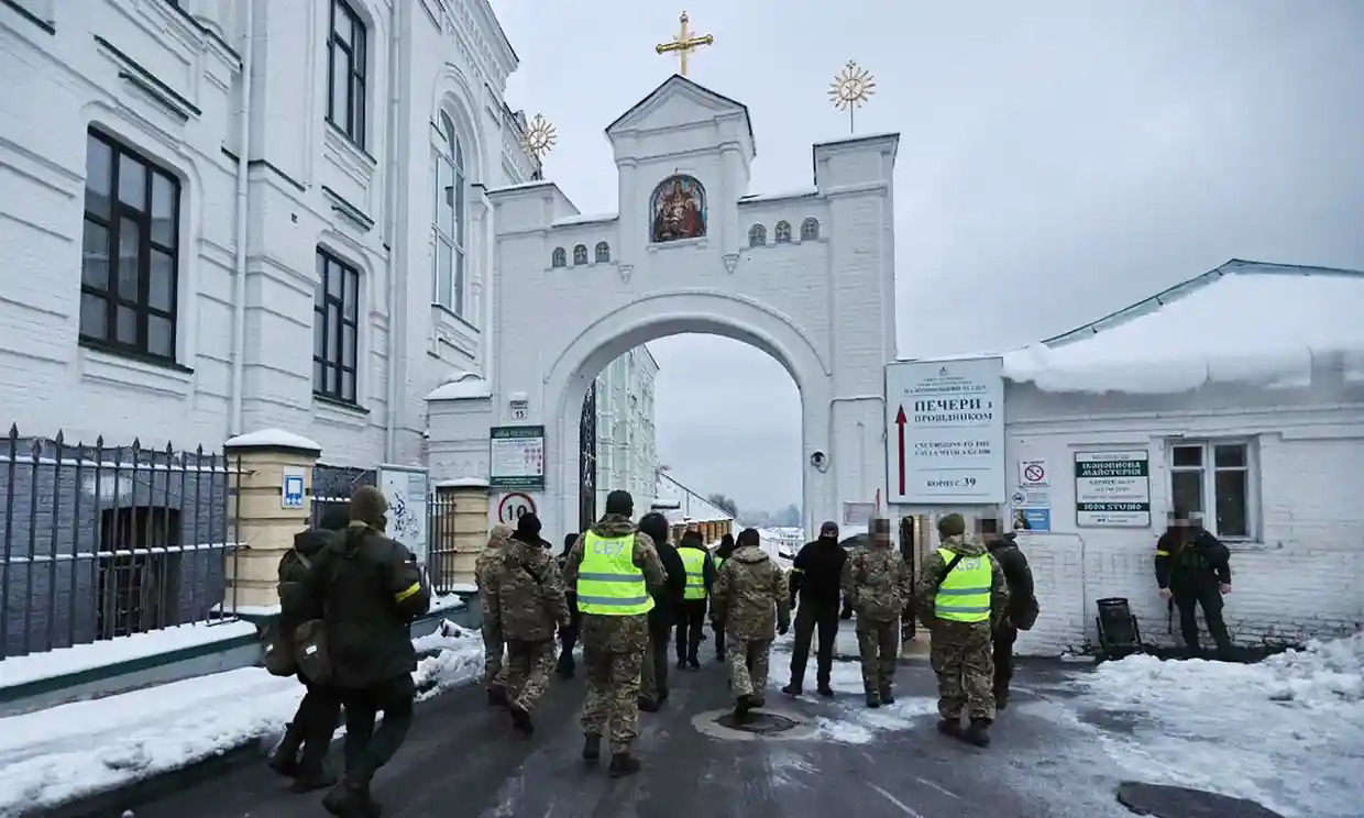 Lực lượng an ninh Ukraine tiến vào tu viện Kiev Pechersk Lavra (ảnh&nbsp;: Guardian)