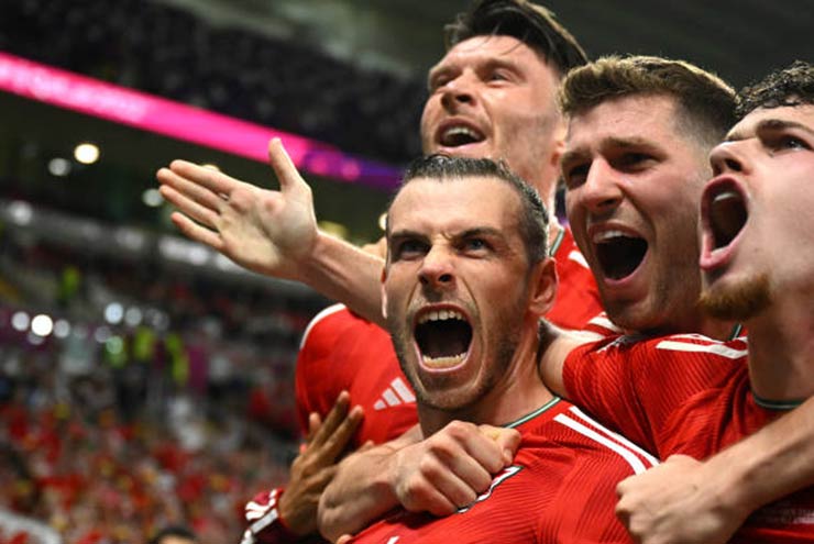 Bale và các đồng đội ăn mừng 1 điểm trong ngày xứ Wales trở lại World Cup