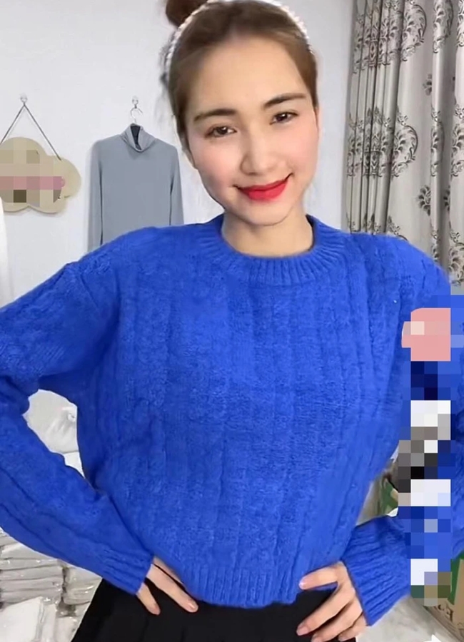 Mới đây, Hòa Minzy lấn sân kinh doanh khi làm bà chủ của một shop chuyên về lĩnh vực mỹ phẩm và thời trang. Chủ nhân bản hit “Rời bỏ” tranh thủ thời gian rảnh rỗi để livestream "chốt đơn".
