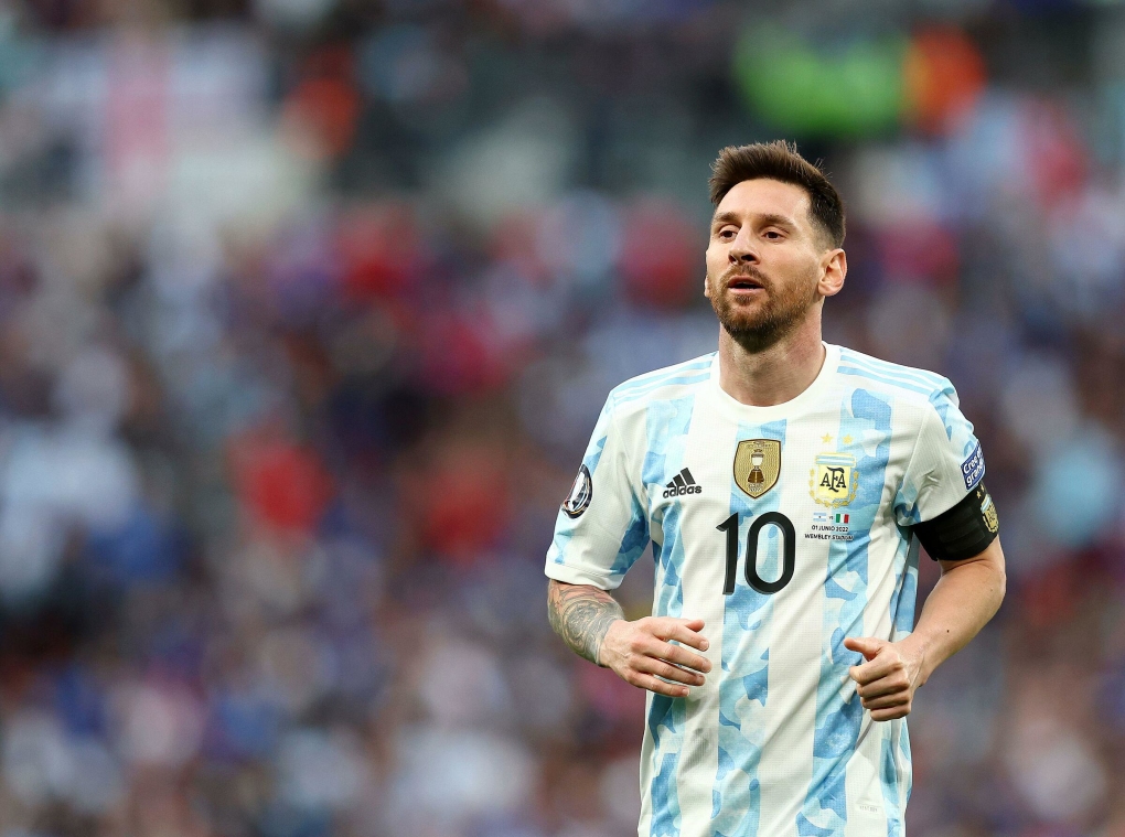 Dù là "gã lùn sân cỏ" nhưng Messi vẫn gây chú ý nhờ sở hữu body cơ bắp như nam thần - 1