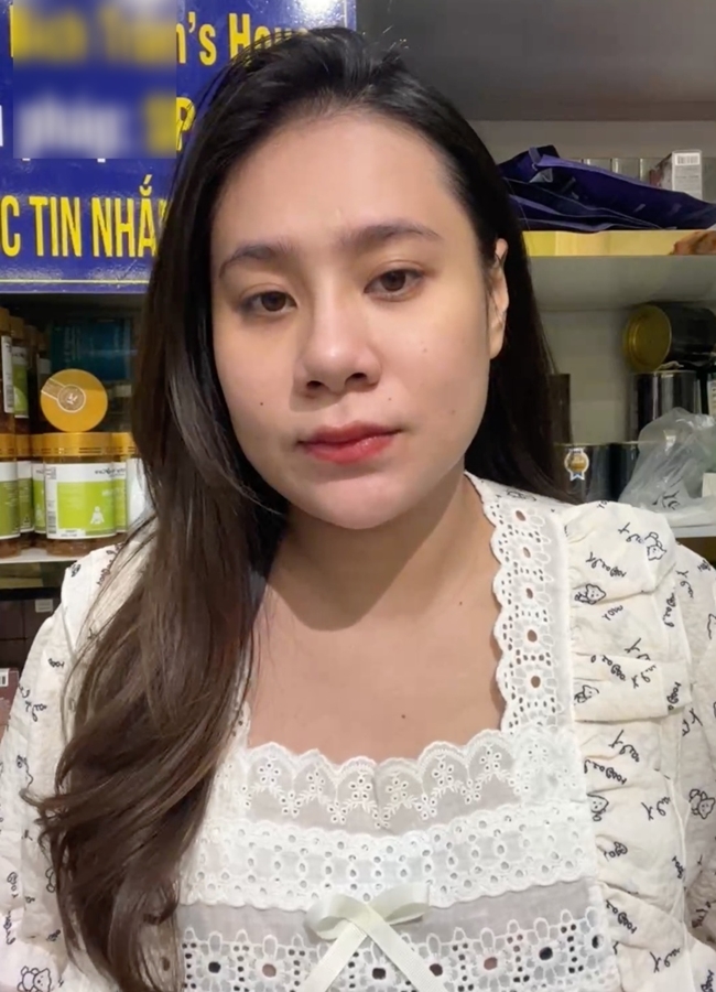 Dù đang trong quá trình mang thai, cô nàng vẫn bán hàng đều đặn, để mặt mộc và mặc đồ giản dị.
