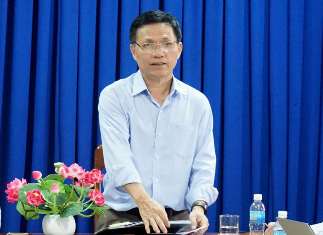 Ông Bùi Xuân Minh thông tin về việc viếng thăm gia đình học sinh iSchool Nha Trang tử vong. Ảnh: HH