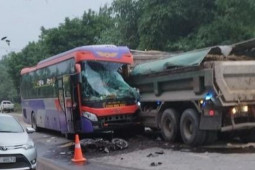 Tin tức trong ngày - Hai người tử vong trong vụ tai nạn liên hoàn giữa xe khách, xe máy và xe tải