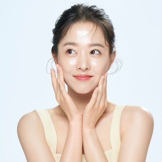 Các loại dầu không chỉ giúp dưỡng ẩm cho làn da của bạn, làm mềm các nếp nhăn và làm mịn kết cấu da, mà việc mát-xa còn mang lại sự lưu thông máu nhiều hơn cho khuôn mặt, làm tăng thêm vẻ hồng hào đáng mơ ước.