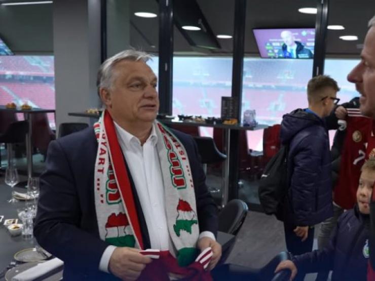 Ukraine triệu tập Đại sứ Hungary vì chiếc khăn quàng cổ của Thủ tướng Orban