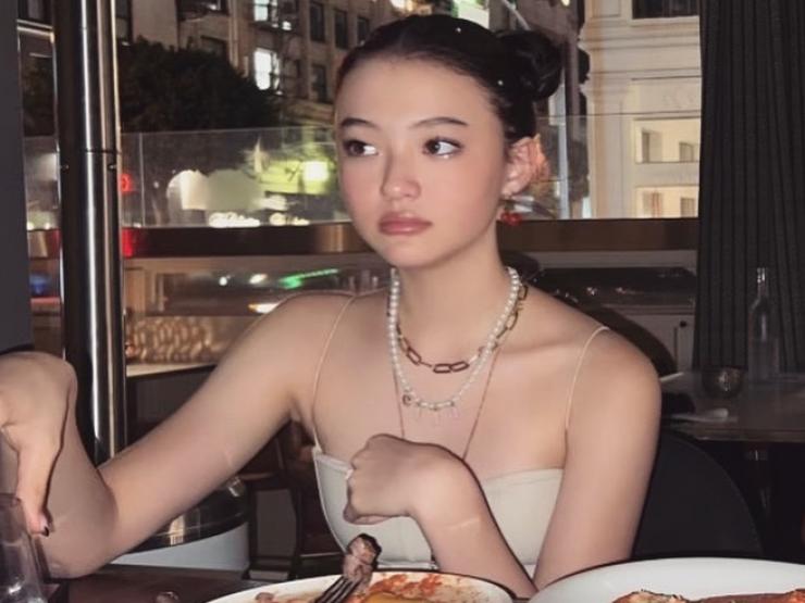 Thời trang - "Em bé lai xinh đẹp nhất thế giới" ăn mặc trưởng thành ở tuổi 14