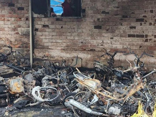 18 xe máy cháy rụi sau tiếng nổ lớn khi vừa hết trận khai mạc World Cup