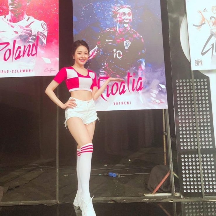 Hình ảnh cô gái xinh đẹp diện áo bóng đá dáng croptop kết hợp với hot pants và đi giày thể thao xuất hiện trong chương trình mang đến hình ảnh vừa năng động vừa quyến rũ.&nbsp;
