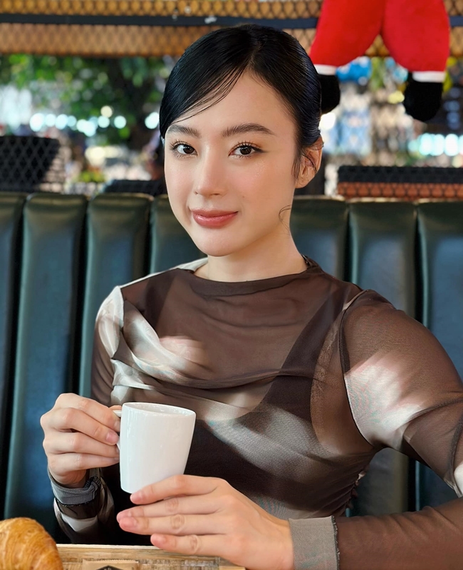 Angela Phương Trinh cho thấy sự&nbsp;trưởng thành và chín chắn hơn khi không còn ăn mặc khoe thân và thường xuyên chia sẻ những tâm sự về cuộc sống.
