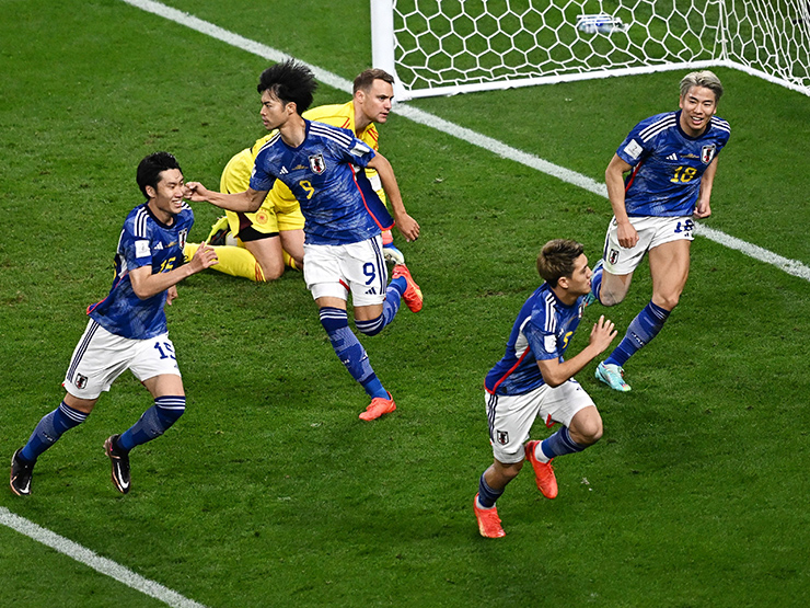 Bóng đá - Chấn động ĐT Nhật Bản hạ Đức: Dàn sao "Samurai xanh" vỡ òa, fan mở hội
