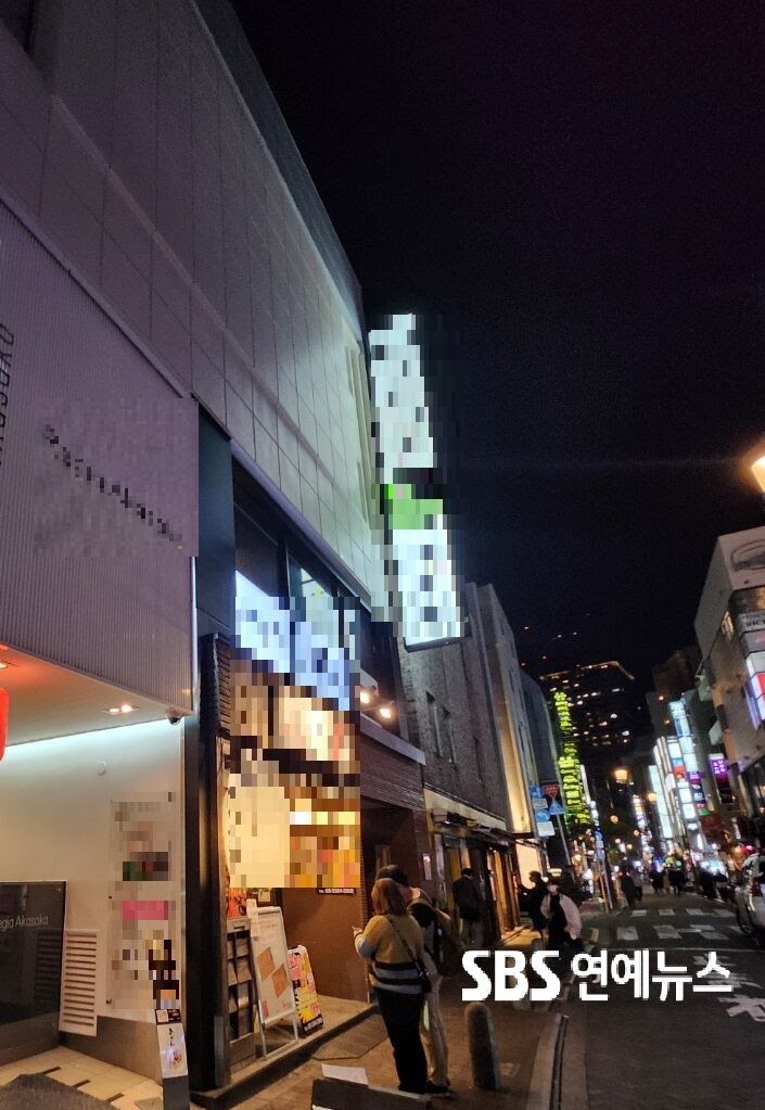 Cả 4 người cùng đi ăn với nhau