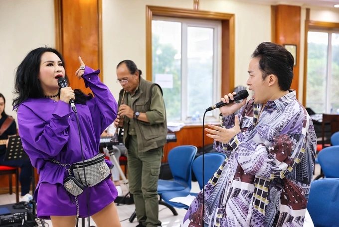 Diva Thanh Lam chọn trang phục màu tím nổi bật khi tập hát cùng Tùng Dương