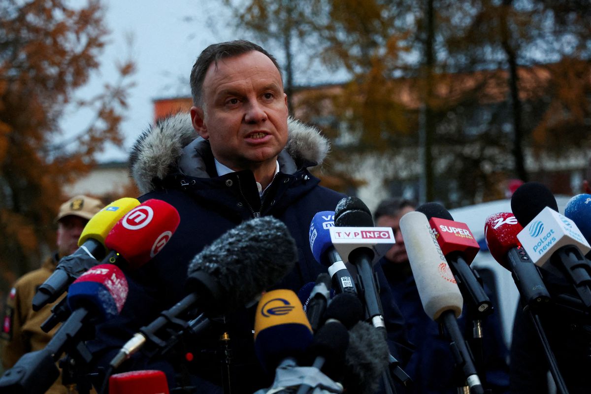 Tổng thống Ba Lan Andrzej Duda phát biểu tại hiện trường vụ tên lửa rơi xuống làng Przewodow, gần biên giới với Ukraine (ảnh: Reuters)