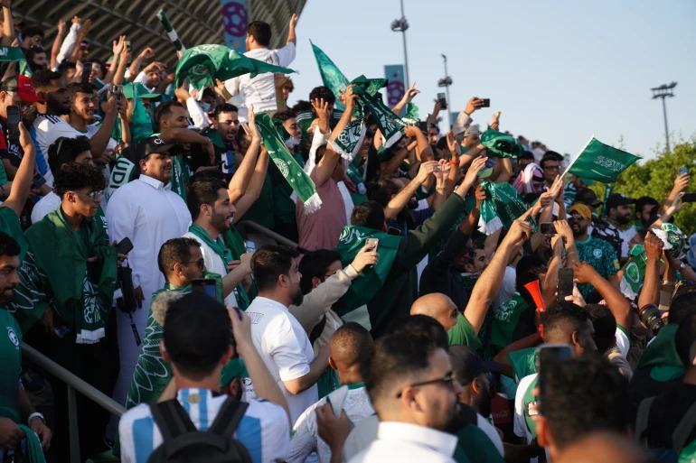 Người hâm mộ bóng đá Ả Rập Saudi ăn mừng chiến thắng của đội nhà (ảnh: Al Jazeera)