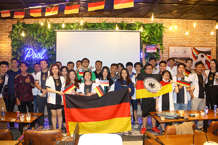 Tối ngày 23/11, hàng chục cổ động viên đội tuyển Đức tại TP.HCM đã tập hợp tại một quán cà phê ở quận 10 để offline, cổ vũ cho đội bóng yêu quý trong trận đấu mở màn tại bảng E trước Nhật Bản.