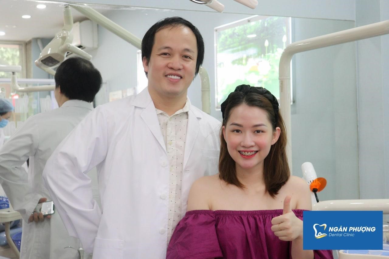 Phương Hoa cùng bác sĩ Giang - người trực tiếp niềng răng cho bạn