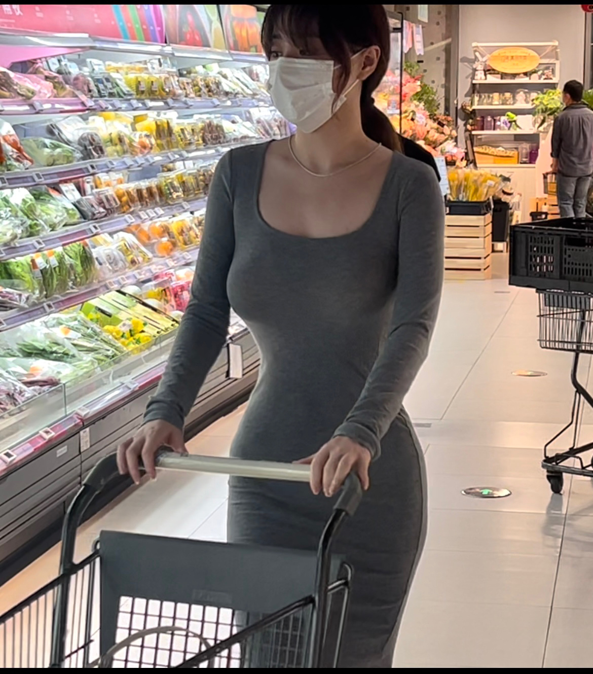 &#34;Hot girl siêu thị&#34; gây mê với body đồng hồ cát, gương mặt xinh như búp bê - 2