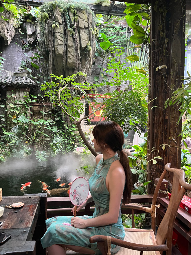 &#34;Hot girl siêu thị&#34; gây mê với body đồng hồ cát, gương mặt xinh như búp bê - 8