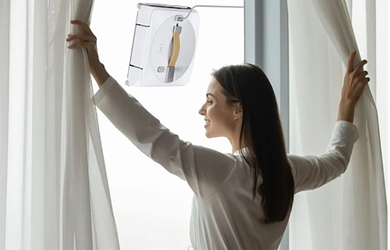 Chỉ cần để robot lên kính và nó sẽ tự dọn dẹp thay cho bạn