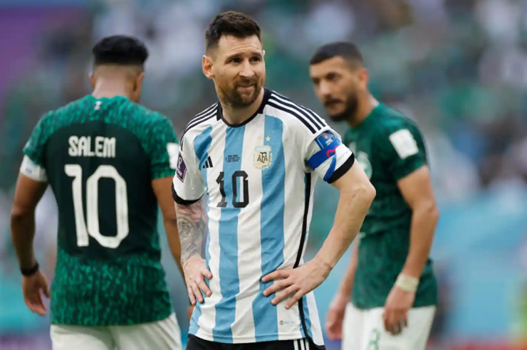 Messi cùng đồng đội vừa có trận thua sốc tại World Cup