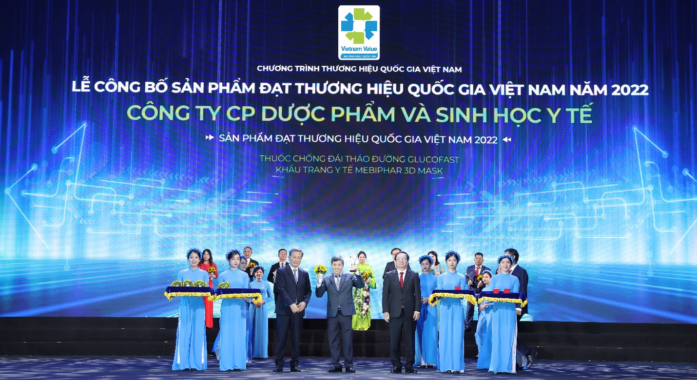 Ông Nguyễn Đắc Hải - Chủ tịch HĐQT MEBIPHAR đón nhận Cúp vinh danh Thương hiệu Quốc gia năm 2022