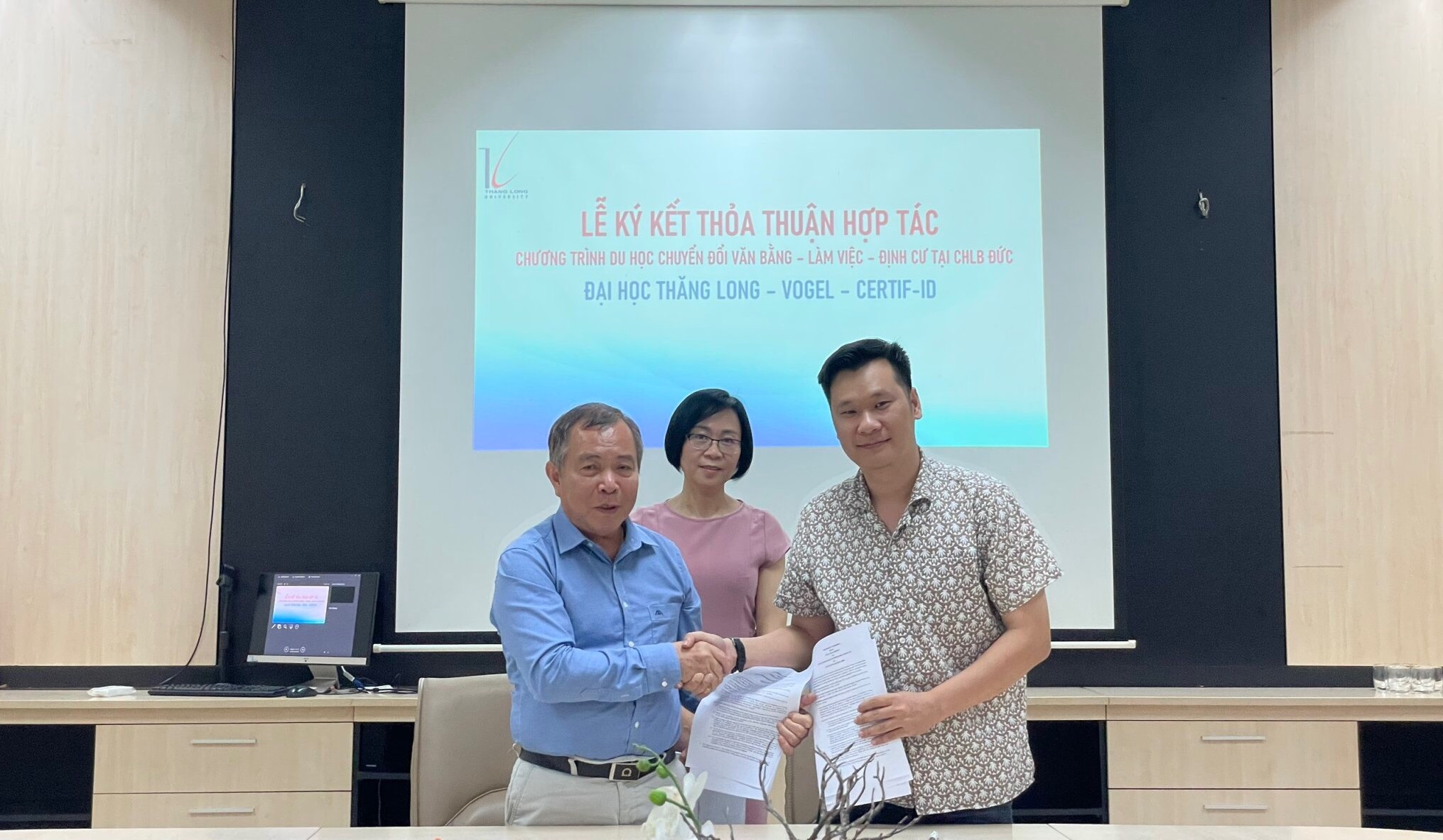Buổi lễ kí kết thỏa thuận hợp tác giữa Vogel và Đại học Thăng Long. (Bên phải: CEO Hải Hồ; bên trái, Hiệu trưởng trường Đại học Thăng Long, tiến sĩ Phan Huy Phú)