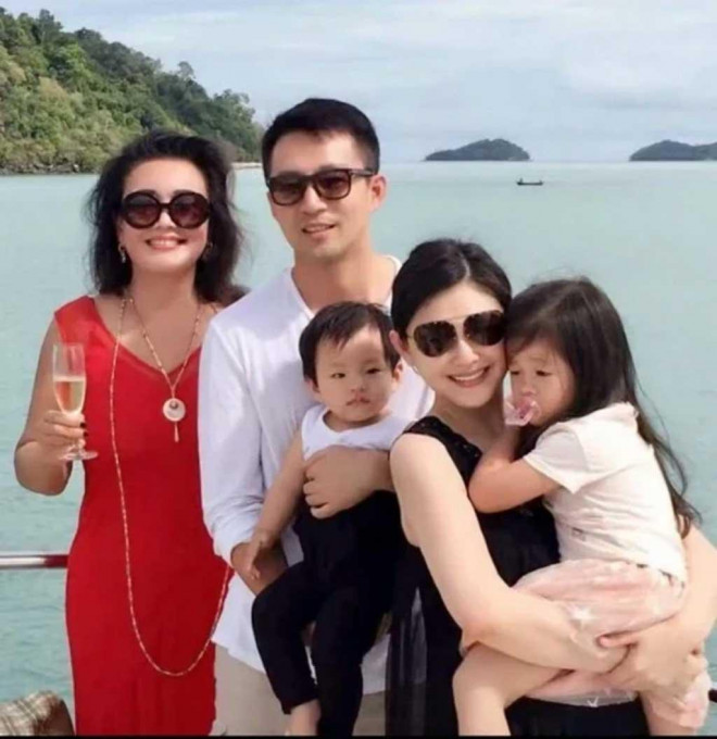 Từ Hy Viên và Uông Tiểu Phi cùng các con thời điểm còn bên nhau.