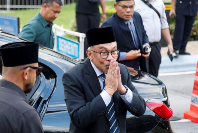Lãnh đạo đối lập Anwar Ibrahim dự họp báo hôm 22-1. Ảnh: Reuters