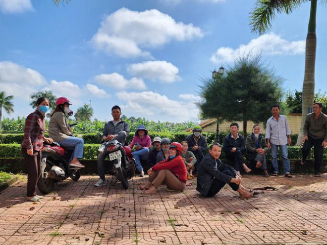 Người dân ngồi vật vờ trước cổng UBND huyện do không có trong thành phần mời dự buổi đối thoại