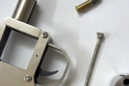 Pháp luật - Bắt kẻ nổ súng thị uy, đập đế súng vào đầu người khác trước cửa quán bar