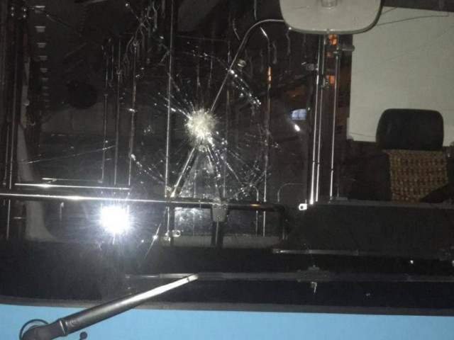 Tin tức trong ngày - Công an Hà Nội truy tìm đối tượng ném vỡ kính xe buýt