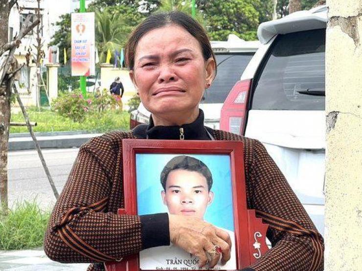 Pháp luật - "Con trai tôi hiền lắm, chỉ nói có một câu mà nỡ lòng nào sát hại nó"