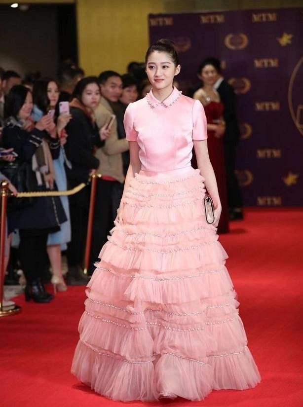 Quan Hiểu Đồng còn được mệnh danh là "trùm mặc xấu" vì những outfit sến sẩm trên thảm đỏ.