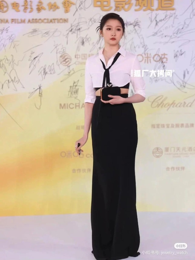 Đây là lý do khiến Quan Hiểu Đồng kém sắc hơn khi diện cùng trang phục với Seolhyun (AOA) - 1