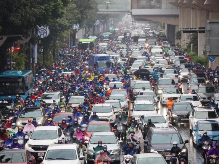 Tin tức trong ngày - "Biển người" nhích từng bước dưới cơn mưa lúc sáng sớm ở Hà Nội