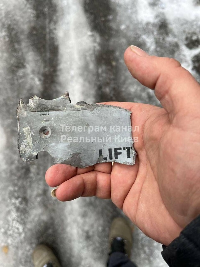 Một mảnh vỡ có chữ “LIFT”, được cho là của tên lửa AIM-120 phóng từ hệ thống phòng không NASAMS 2 mà Mỹ chuyển cho Ukraine. Ảnh: Telegram