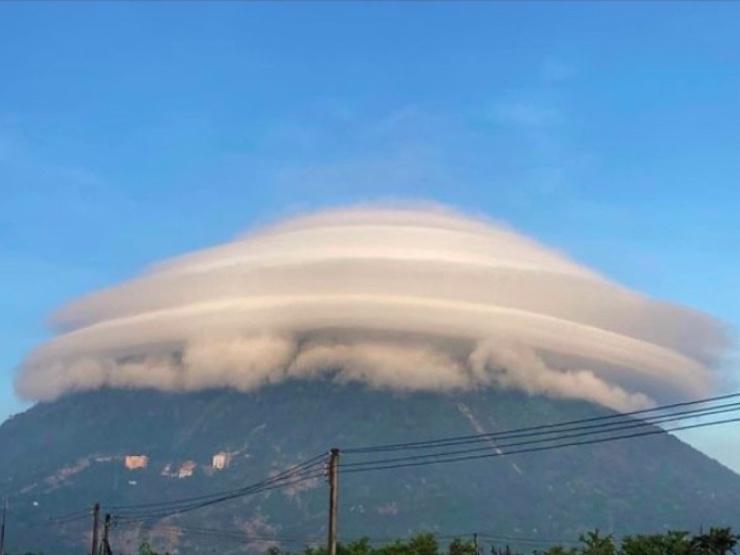 Xôn xao ”đám mây hình đĩa bay” trên núi Bà Đen