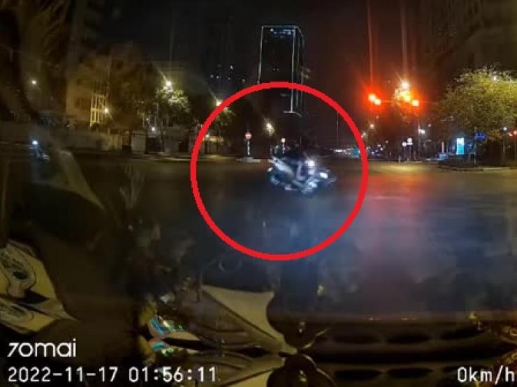 Clip: Phóng xe Lead vượt đèn đỏ gây tai nạn kinh hoàng, tài xế cùng 1 người nằm gục