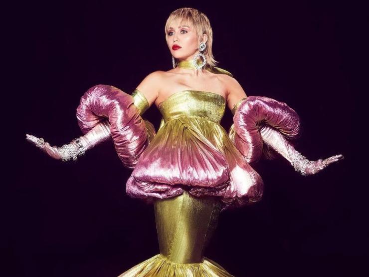 Thời trang - Phong cách ngày càng nổi loạn nhưng nữ tính hơn của Miley Cyrus