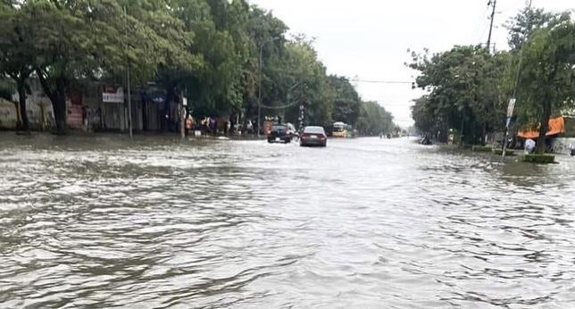 Nhiều tuyến phố tại TP Vinh bị ngập sâu sau trận mưa lớn kéo dài