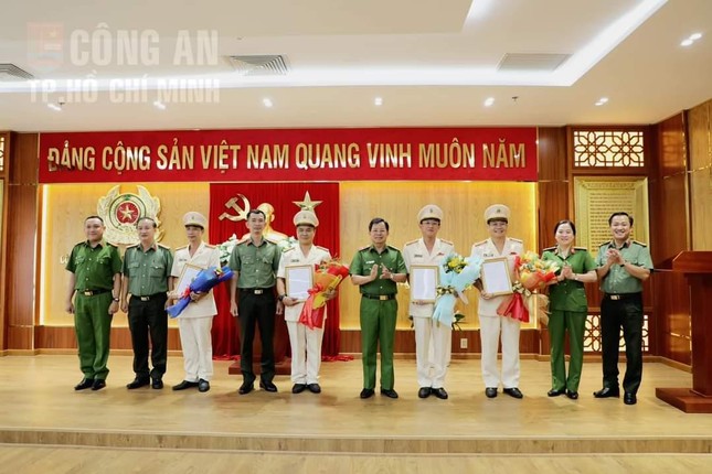 Lãnh đạo Công an TPHCM trao quyết định và tặng hoa chúc mừng các cán bộ. Ảnh: Nguyễn Trang/Công an TPHCM