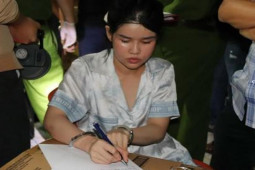 Pháp luật - Bắt quả tang "kiều nữ" đang chia nhỏ ma túy vào bỉm trẻ em để tiêu thụ