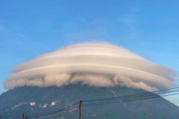 Tin tức trong ngày - Xôn xao "đám mây hình đĩa bay" trên núi Bà Đen