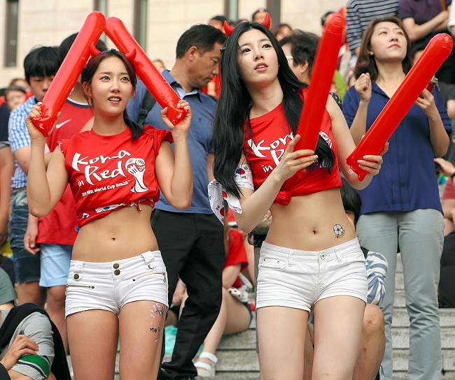 Cổ động viên bóng đá Hàn Quốc xinh đẹp và gợi cảm.