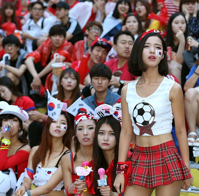 Hàn Quốc là quốc gia yêu bóng đá, không phân biệt giới tính, tuổi tác.