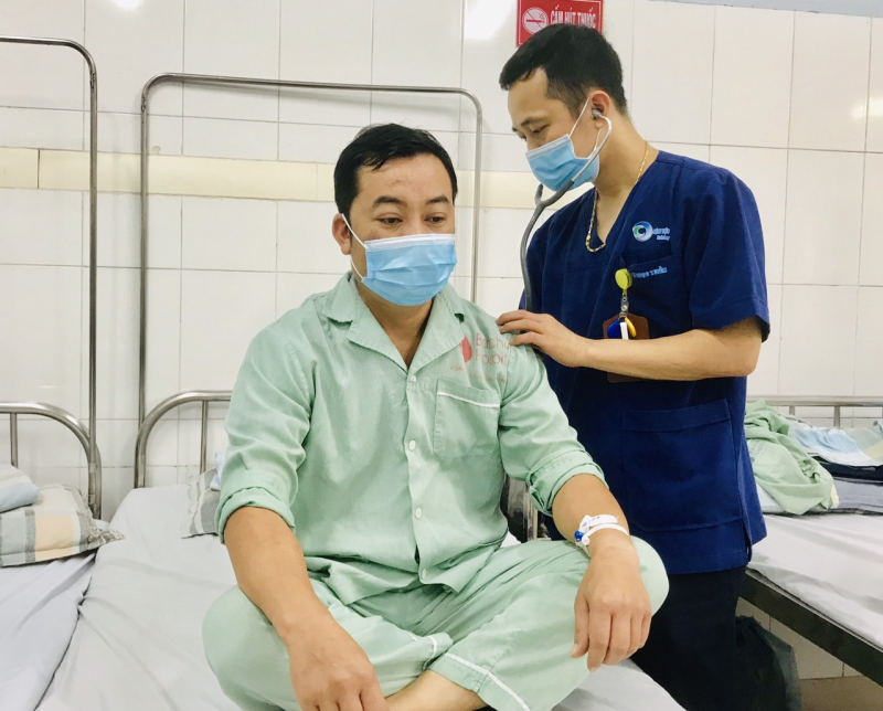 Bác sĩ CKI Nguyễn Ngọc Tuyền – Trưởng đơn nguyên Cấp cứu, Bệnh viện Bãi Cháy thăm khám cho bệnh nhân trẻ sau điều trị đột quỵ não.