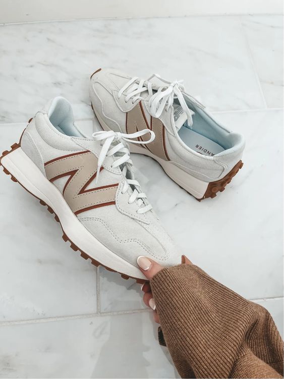 6 cách mặc mới với sneaker hot nhất 2022 - 2