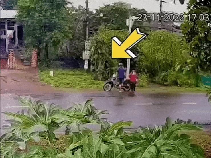 Xe máy - Xe đạp - Clip: Đang đi thì hết xăng, chủ xe hành động đầy "mạnh mẽ"