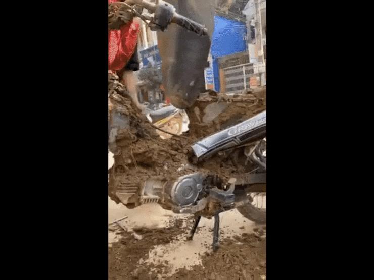 Xe máy - Xe đạp - Clip: Thợ sửa xe hoang mang với chiếc xe máy ngập trong bùn đất